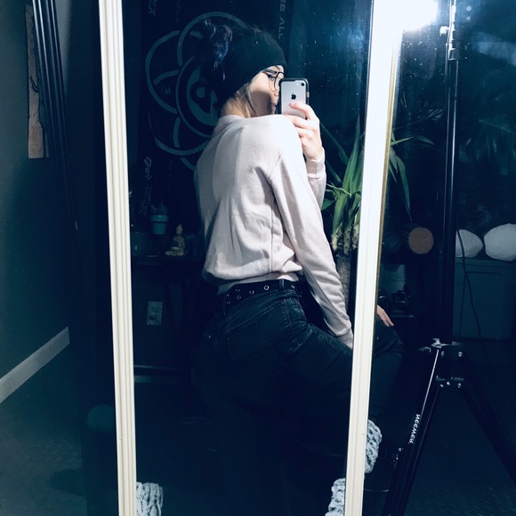 Brandy Melville Pink Crew Neck Super Soft Sweater - Picture 4 of 10